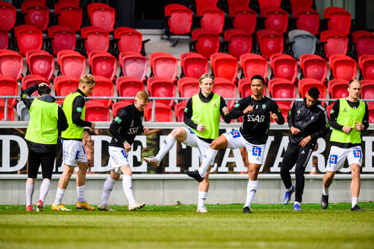 Brages spelare värmer upp före fotbollsmatchen i