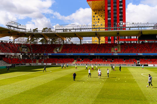 Östers spelare värmer upp före fotbollsmatchen i