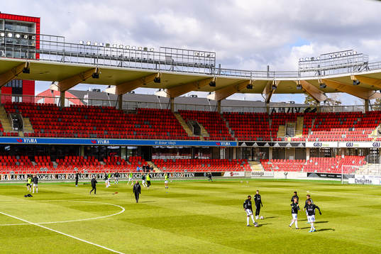 Brages spelare värmer upp före fotbollsmatchen i