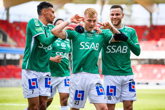 Brages Christopher Redenstrand jublar med lagkamrater