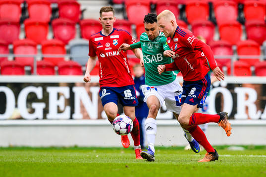Brages Joakim Persson mellan Östers Alex Thor Hauksson och