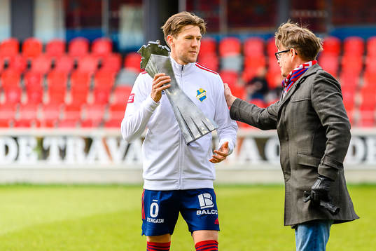 Östers John Stenberg uppmärksammas av supportrar före