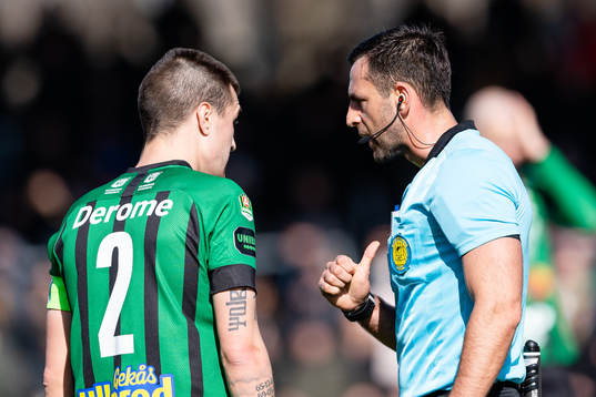 Varbergs Jon Birkfeldt och domare Granit Maqedonci