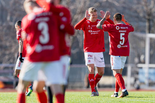 Kalmars Lars Sætra jublar med Douglas Bergqvist