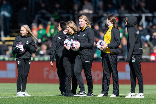 Bollkallar före fotbollsmatchen i Allsvenskan mellan