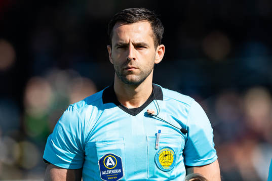 Domare Granit Maqedonci före fotbollsmatchen i Allsvenskan