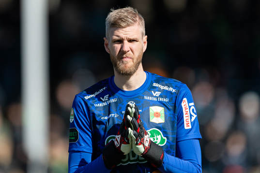 Varbergs målvakt Fredrik Andersson före fotbollsmatchen i
