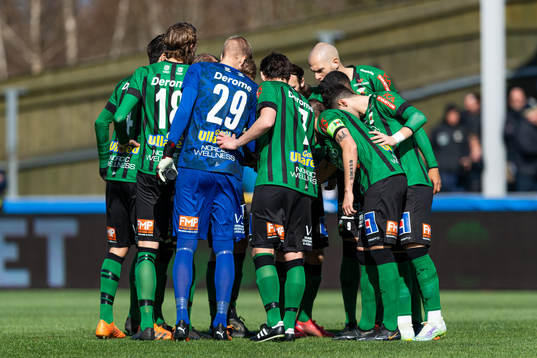 Varbergs spelare före fotbollsmatchen i Allsvenskan mellan