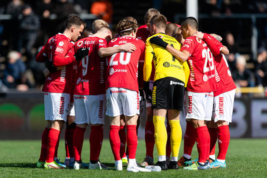 Kalmars spelare före fotbollsmatchen i Allsvenskan mellan