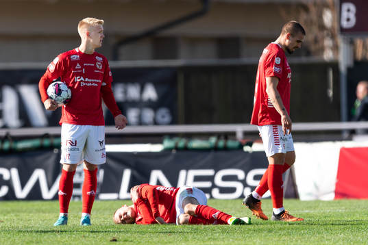 Kalmars Filip Sachpekidis tittar på medans Davíd