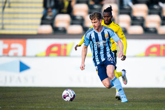 Djurgårdens Rasmus Schüller och Mjällbys Mamudu Moro