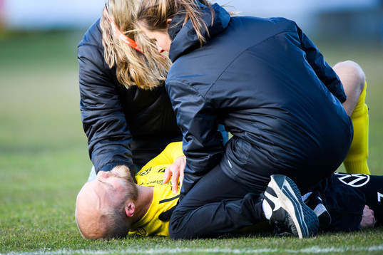 Mjällbys Viktor Gustafson har ont