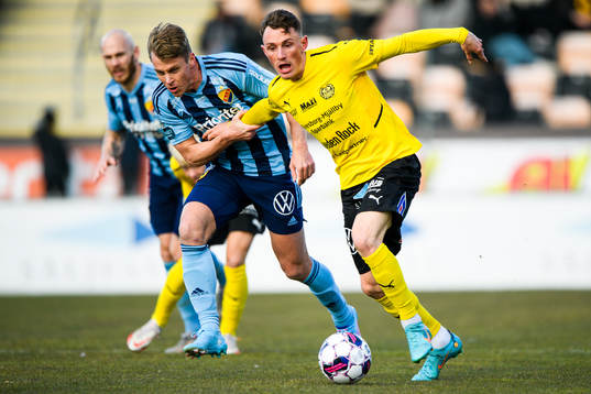 Djurgårdens Rasmus Schüller och Mjällbys Noah Persson