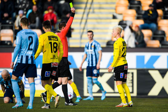 Mjällbys Otto Rosengren får gult kort