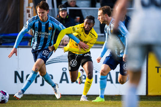 Djurgårdens Hjalmar Ekdal och Mjällbys Mamudu Moro