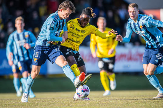 Djurgårdens Hjalmar Ekdal och Mjällbys Mamudu Moro
