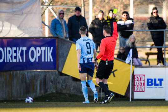 Djurgårdens Haris Radetinac får gult kort
