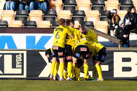 Mjällbys Mamudu Moro jublar med lagkamrater