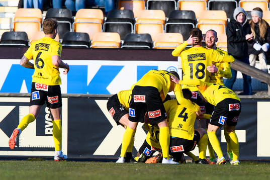 Mjällbys Mamudu Moro jublar med lagkamrater