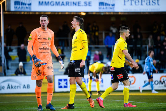 Mjällbys målvakt Samuel Brolin och Noah Eile