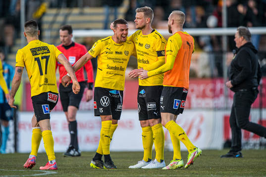 Mjällbys Ivan Kričak och David Löfquist jublar