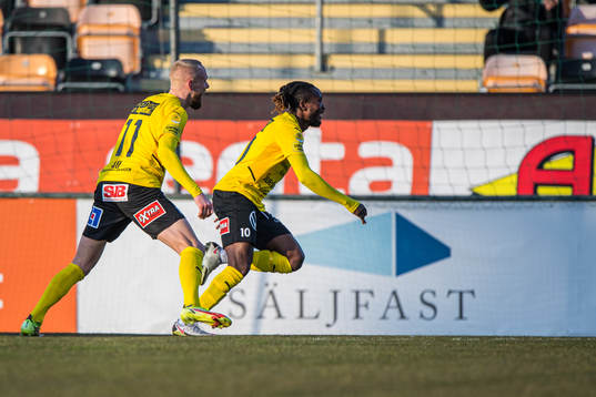 Mjällbys Mamudu Moro och Adam Ståhl jublar