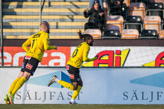 Mjällbys Mamudu Moro och Adam Ståhl jublar