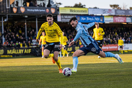 Djurgårdens Sead Haksabanovic och Mjällbys Noah Eile