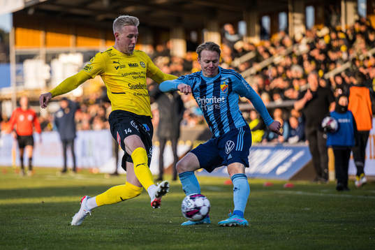 Djurgårdens Elliot Käck och Mjällbys Herman Johansson