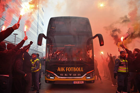 s spelarbuss anländer