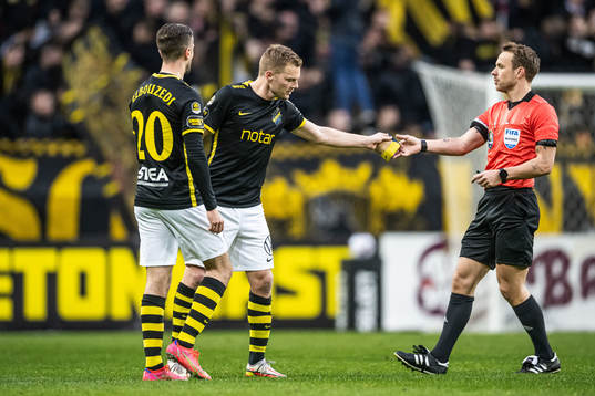 s Sebastian Larsson och domare Kristoffer Karlsson
