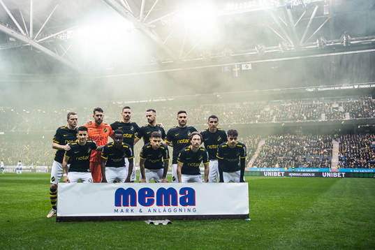 s Sebastian Larsson, målvakt Kristoffer Nordfeldt, Mikael