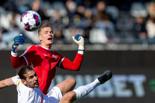 Utsiktens målvakt Johan Brattberg och Brommapojkarnas
