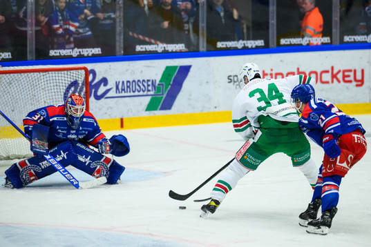 Oskarshamns målvakt Tim Juel och Brian Cooper samt Rögles