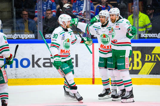 Rögles Daniel Zaar jublar med lagkamrater