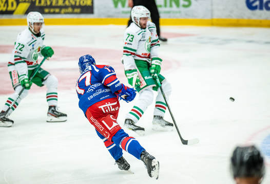 Här skjuter Oskarshamns Jonas Engström in 1-1