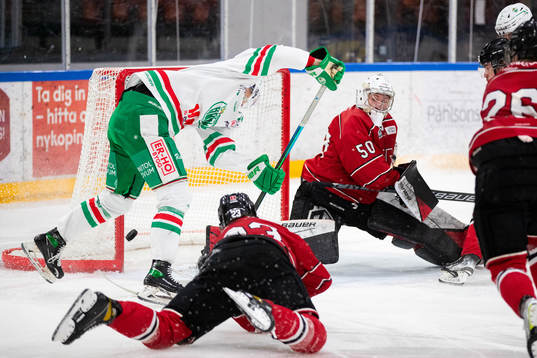Rögles Oskar Hassel och Örebros målvakt Marcus Brännman