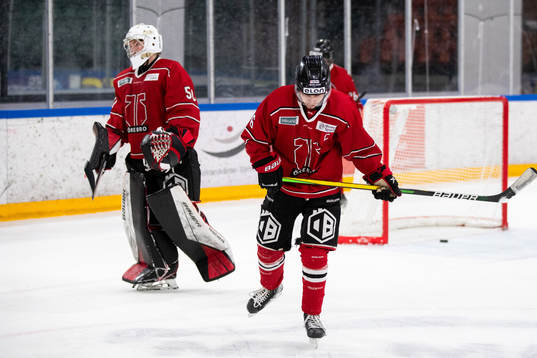 Örebros Hannes Wenell  och målvakt Marcus Brännman