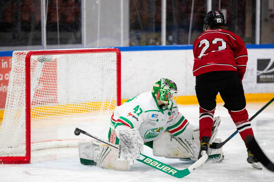 Örebros Leo Carlsson gör 4-2 på Rögles målvakt Max