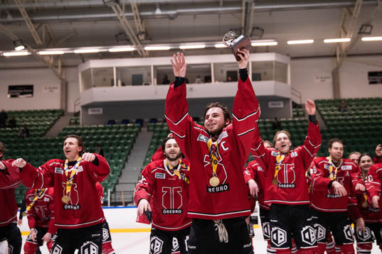 Örebros Hannes Wenell jublar