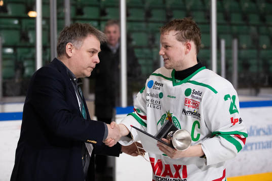 Rögles Casper Lindahl tar emot pris för fjärdeplatsen