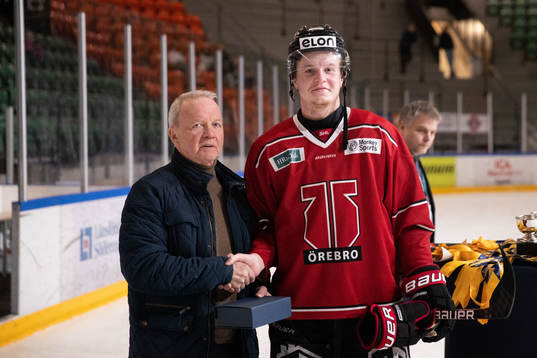 Örebros Simon Forsmark tilldelas pris som säsongens
