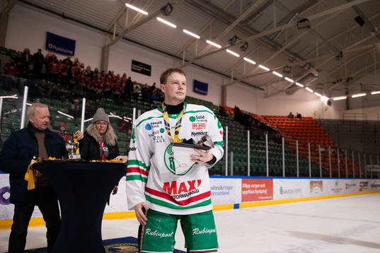 Rögles Hugo Eliasson med pokal och medalj för