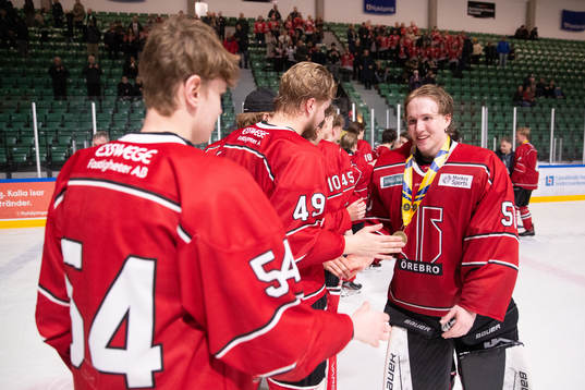 Örebros målvakt Marcus Brännman jublar med lagkamrater