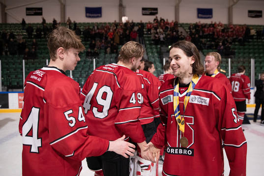 Örebros Max Lidström jublar med lagkamrater