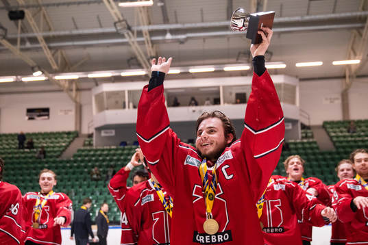 Örebros Hannes Wenell jublar