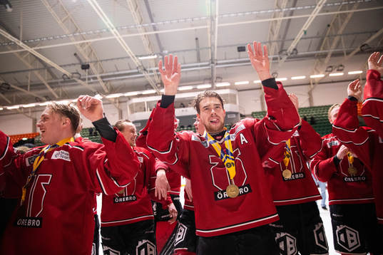 Örebros spelare jublar