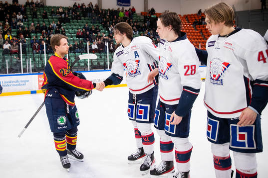Djurgårdens Mika Ounasvuori  tackar Linköpings spelare