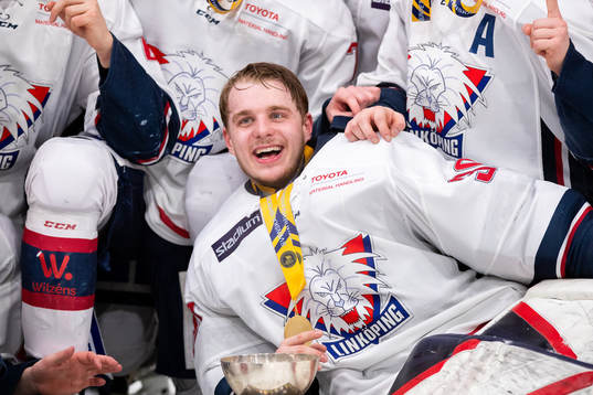 Linköpings målvakt Hugo Hävelid jublar