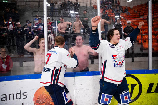 Linköpings William Magnusson och Mateusz Szurowski  jublar